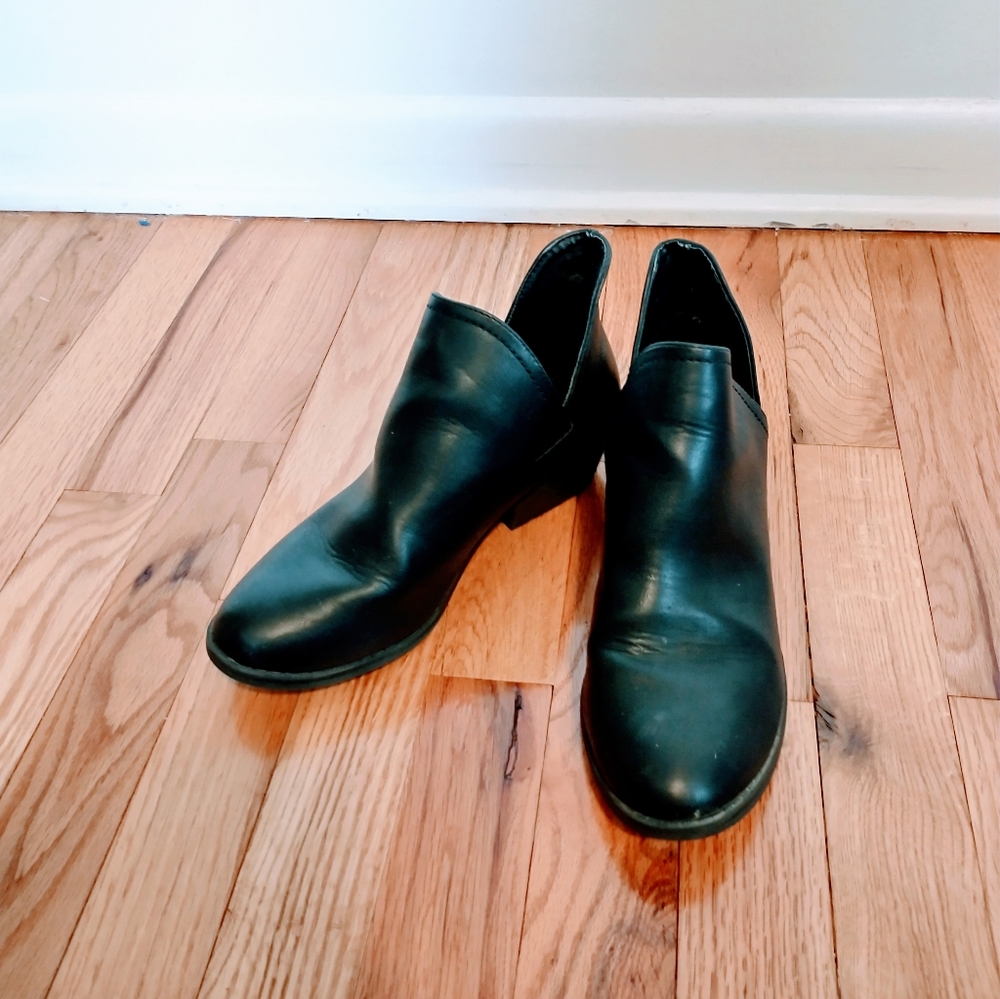 Universal Thread black pleated ankle boots with tiny heel, size 7. Mild wear